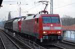 152 160-8 mit 145 045-1 und drei Güterwagen am Haken am 16.02.17 Berlin-Karow Richtung Oranienburg.