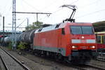 152 015-4 mit Kesselwagenzug (Benzin-Transport) am 11.10.17 Durchfahrt Bf.