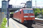 152 131-9 mit schwach ausgelastetem Containerzug am 23.05.17 BF.