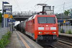 152 132-7 mit Kesselwagenzug bei der Durchfahrt Bf.