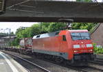 152 115-2  und schwach ausgelasteter Containerzug am 20.06.17 Einfahrt Hambuger Hafen im Bf.