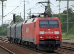 152 084-0 mit drei Schiebeplanenwagen vom Typ Sfhimmns 732 bei der Durchfahrt im Bhf.