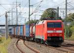 152 125-1 mit einem Containerzug bei der Durchfahrt im Bhf.