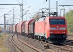 152 008-9 mit einem gemischten G�terzug bei der Durchfahrt im Bhf.