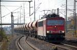 155 125-8 f�hrt mit einem Ganzzug Sch�ttgutwagen vom Typ Facns 133 der DB zu einer l�ngeren Pause im Bhf.