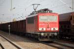 155 006-0 durchf�hrt mit einem Ganzzug offener G�terwagen vom Typ Eas 073 der Db den Bhf.