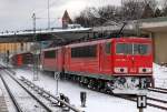 155 096-1 hat 155 270-2 und einen langen gemischten G�terzug am Haken, 14.12.10 Berliner Innenring H�he S-Bhf.