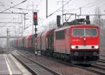 155 116-7 mit einem wirklich langen G�terzug f�r Coiltransporte mit Schiebeplanen und Teleskopdachwagen bei der Durchfahrt im Bhf.