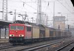 155 086-2 mit einem Ganzzug Schiebewandwagen bei der Durchfahrt im Bhf.