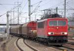 155 183-7 mit einem gemischten G�terzug bei der Durchfahrt im Bhf.