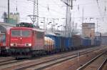 155 248-8 mit einem gemischten G�terzug bei der Durchfahrt im Bhf.