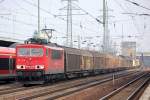 155 117-5 mit einem Ganzzug Schiebewandwagen bei der Durchfahrt im Bhf.
