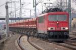155 197-7 mit einem Ganzzug Sch�ttgutkippwagen bei der Durchfahrt im Bhf.