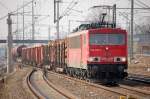 155 118-3 mit einem gemischten G�terzug bei der Durchfahrt im Bhf.