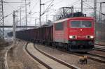 155 077-1 mit einem Ganzzug offener G�terwagen mit Braunkohle bef�llt, 16.02.11 Durchfahrt im Bhf.