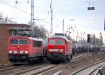 W�hrend 232 358-2 am Haltesignal steht kommt 155 208-2 mit einem Kesselwagenzug das Karower Kreuz Berlin Richtung Bernau hochgefahren, 28.03.11