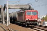 155 172-0 mit Kesselwagenzug Richtung Innenstadt, 20.04.11 Berlin-Pankow.