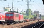 155 109-2 hat 145 005-5 und einen gemischten G�terzug am Haken, 09.05.11 Bhf.