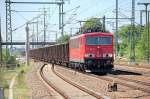 155 182-9 mit einem Ganzzug offener G�terwagen bei der Durchfahrt im Bhf.