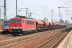 155 160-5 mit einem Ganzzug gedeckter Sch�ttgutwagen (D�ngemittel) kommt zum Kurzhalt (Personalwechsel) im Bhf.