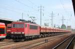 155 257-9 mit einem Ganzzug Sch�ttgutkippwagen bei der Durchfahrt im Bhf.