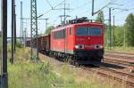 155 244-7 mit ganzzug offener G�terwagen bei der Durchfahrt im Bhf.