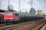 155 126-6 pausiert mit Kesselwagenzug einige Zeit im Bhf.