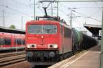 155 118-3 mit Kesselwagenzug beim Kurzhalt (Personalwechsel) im Bhf.