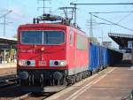 155 095-3 mit einem Ganzzug offener polnischer G�terwagen beim Personalwechsel im Bhf.