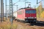 155 270-2 f�hrt mit Kesselwagenzug zum Personalwechsel im Bhf.