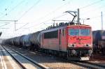 155 172-0 mit Kesselwagenzug nach Personalwechsel im Bhf.