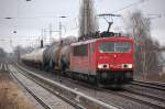 155 121-7 mit Kesselwagenzug am 12.03.12 Berlin-Karow.