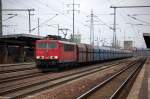155 063-1 mit Ganzzug polnischer Selbstentladewagen bei der Durchfahrt im Bhf.