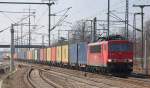 155 117-5 f�hrt mit Containerzug zum Pausieren im Bhf.