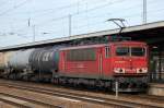 155 008-6 mit Kesselwagenzug f�hrt kurz zum Personalwechsel im Bhf.