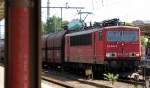 155 068-0 mit einem langen Leerzug Sch�ttgutwagen + offener G�terwagen am 02.07.12 Durchfahrt Bhf.