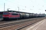 155 084-7 mit Kesselwagenzug zum Personalwechsel im Bhf.