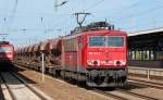 155 122-5 mit Ganzzug Sch�ttgutwagen bei der Durchfahrt im Bhf.