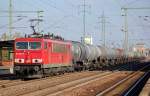 155 253-8 mit Kesselwagenzug bei der Durchfahrt im Bhf.
