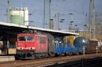 155 110-0 mit gemischtem G�terzug bei der Durchfahrt im Bhf.