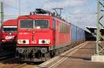 155 096-1 mit Containerzug bei der Durchfahrt im Bhf.