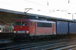 155 178-7 f�hrt mit Containerzug zum Personalwechsel im Bhf.