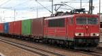 155 037-5 mit Containerzug zum Personalwechsel im Bhf.