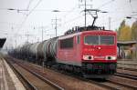 155 236-3 f�hrt zum Pausieren mit Kesselwagenzug im Bhf.
