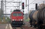 155 075-5 durchf�hrt mit einem Gannzug SCh�ttgutkippwagen den Bhf.