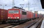 115 110-0 mit Containerzug fährt kurz zum Personalwechsel im Bhf.
