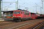 155 117-5 mit gemischtem Güterzug bei der Durchfahrt im Bhf.