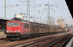 155 066-4 durchfährt mit einem gemischten Güterzug den Bhf.