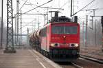 155 011-0 fährt zum Personalwechsel mit Ganzzug Schüütgutwagen im Bhf.