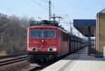 155 159-7 mit Ganzzug polnischer Schüttgutwagen bei der Durchfahrt im Bhf.